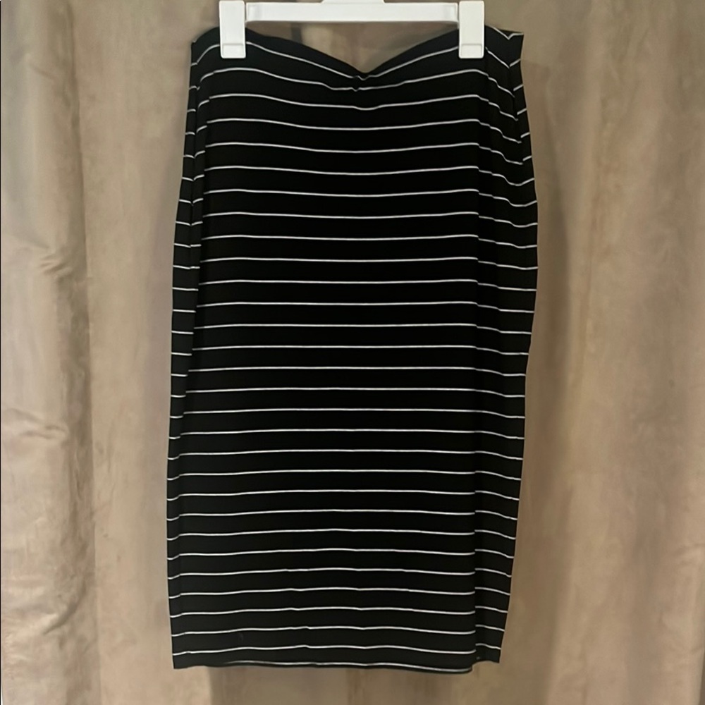 Old Navy Black and White Pencil Skirt Knee-Length